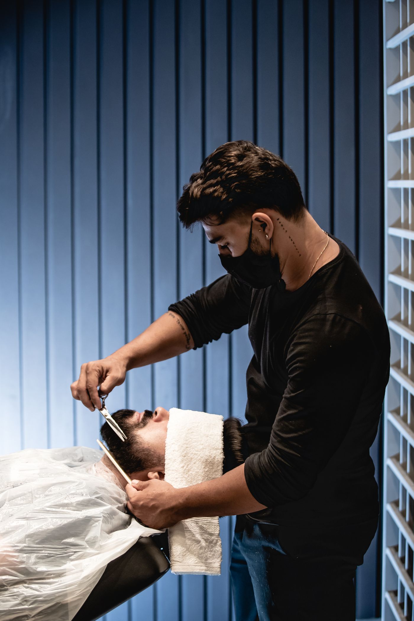 Barber aranjând barba unui client